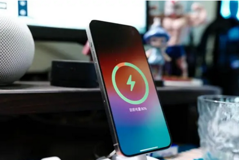 宣恩苹果15换屏服务分享用什么充电器给iPhone15充电更好 